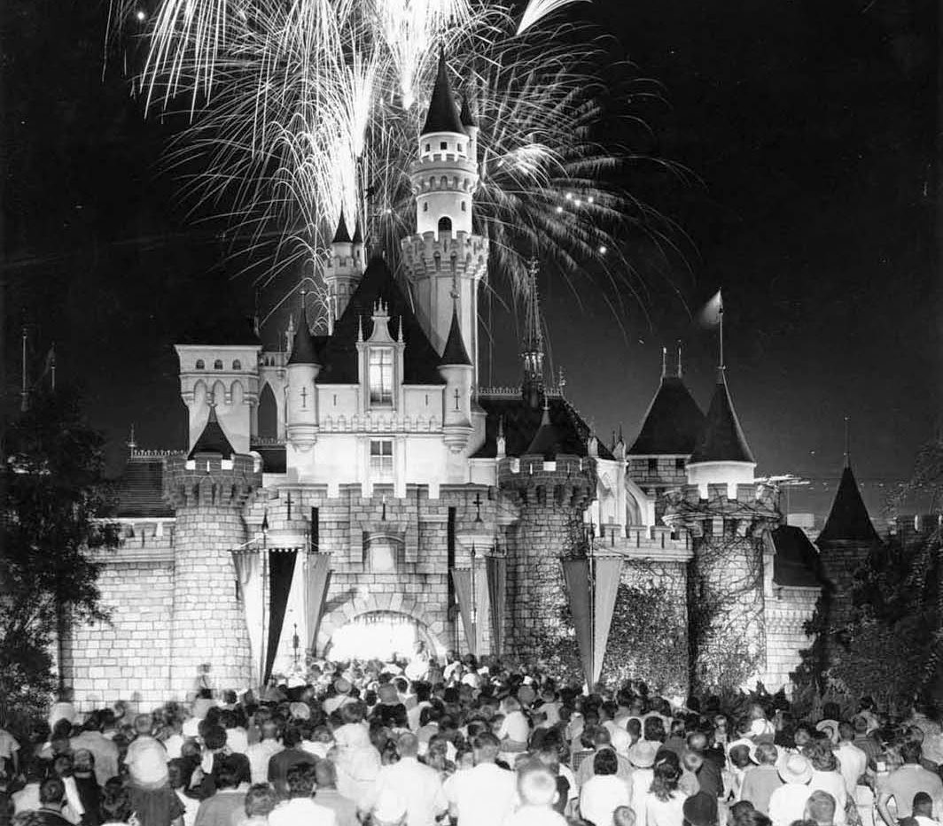 aleacabri's tweet photo. Date Nite at Disneyland, a thread: https://t.co/rEE7qYUM4B