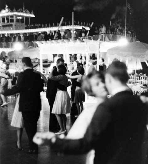 aleacabri's tweet photo. Date Nite at Disneyland, a thread: https://t.co/rEE7qYUM4B