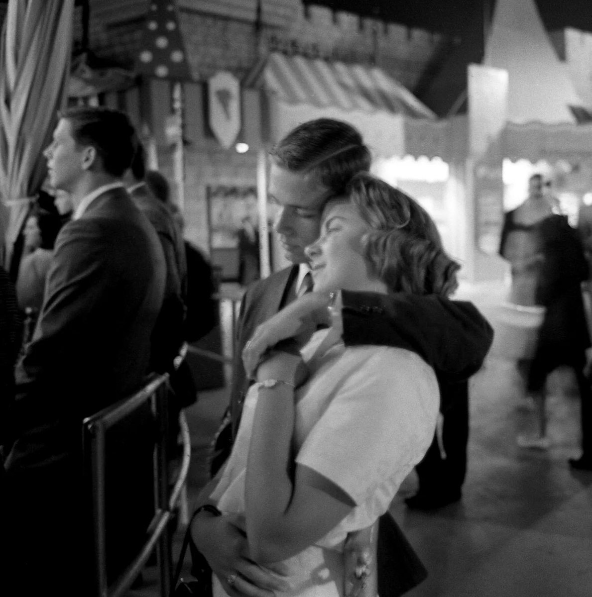 aleacabri's tweet photo. Date Nite at Disneyland, a thread: https://t.co/rEE7qYUM4B
