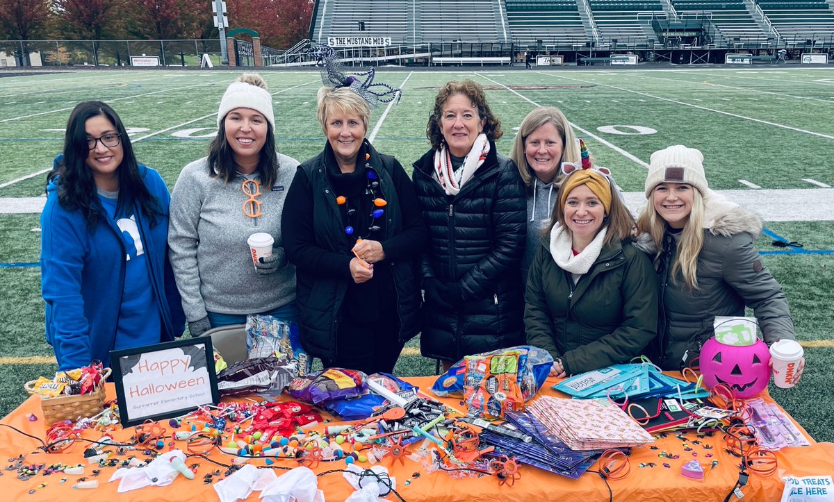 Kate_theSLP's tweet photo. Surrarrer’s spooktacular crew at Strongsville Greet &amp; Treat last night! Happy Halloween!! 🎃 #WeAreStrongsville https://t.co/ra8YRDgIh2
