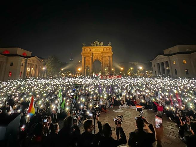 Corriere's tweet photo. A Milano in 10 mila all’Arco della Pace contro lo stop al ddl Zan. «Parlamento scollato... https://t.co/kHHQtRCuJ5 https://t.co/jm37n3Q0Mf