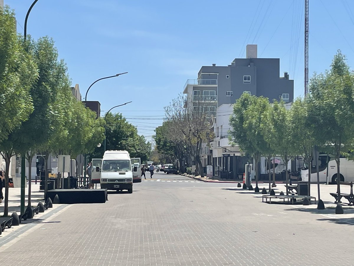 gonzamortola's tweet photo. Así quedo la calle después del acto en Dolores, impecable.
#NoSomosLoMismo 
@mauriciomacri @proargentina https://t.co/xG1Y6IE2uU