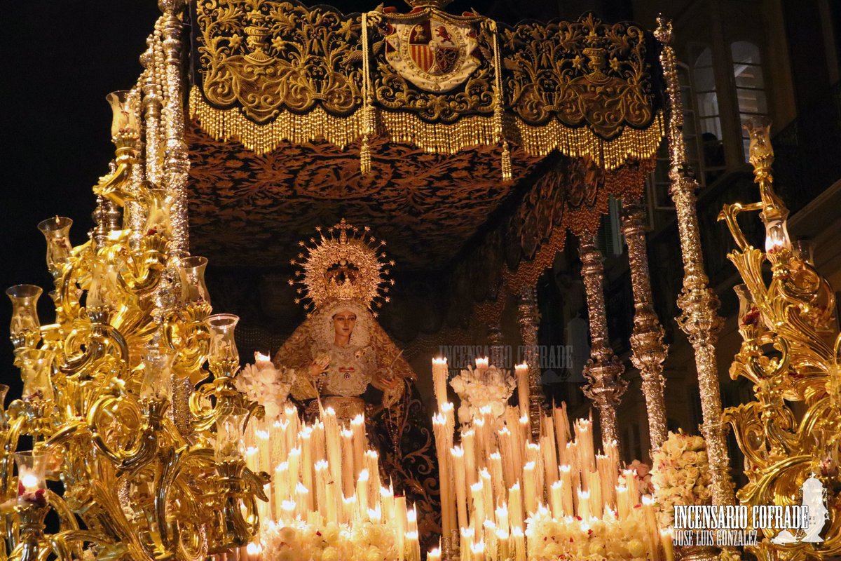 ➡️Salida Extraordinaria de <a href="/Hdad_LaPaloma/">Hdad. de la Paloma</a> por el 50 aniversario de su titular.
📸Me quedo con estas dos instantáneas de momentos únicos. 
#CofradiasMLG #Málaga #Cofrade