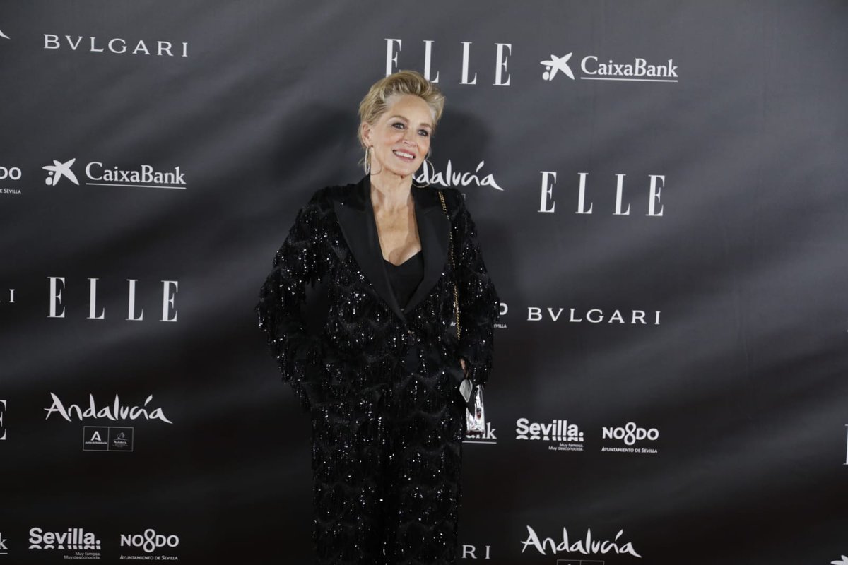 BulevarSur's tweet photo. #PremiosELLEBs Ha causado expectación en la ciudad y así ha llegado @sharonstone a los #PremiosElleStyleAwards, vestida de la cordobesa Juana Martín. https://t.co/a3I8PInyvb https://t.co/sT1ipLHqai