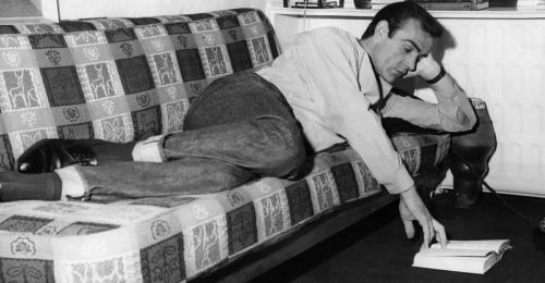 "L’uomo costruisce case perché è vivo ma scrive libri perché si sa mortale. Vive in gruppo perché è gregario, ma legge perché si sa solo." Daniel Pennac #ilLibraioCitazioni