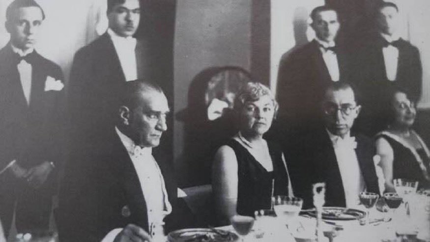 FiiTarih's tweet photo. Tarihte Bugün ||

Mustafa Kemal Paşa, Çankaya köşkünde verdiği akşam yemeğinde, “Yarın cumhuriyeti ilan edeceğiz” dedi. 

- 1923 https://t.co/nNiTQuuwFr