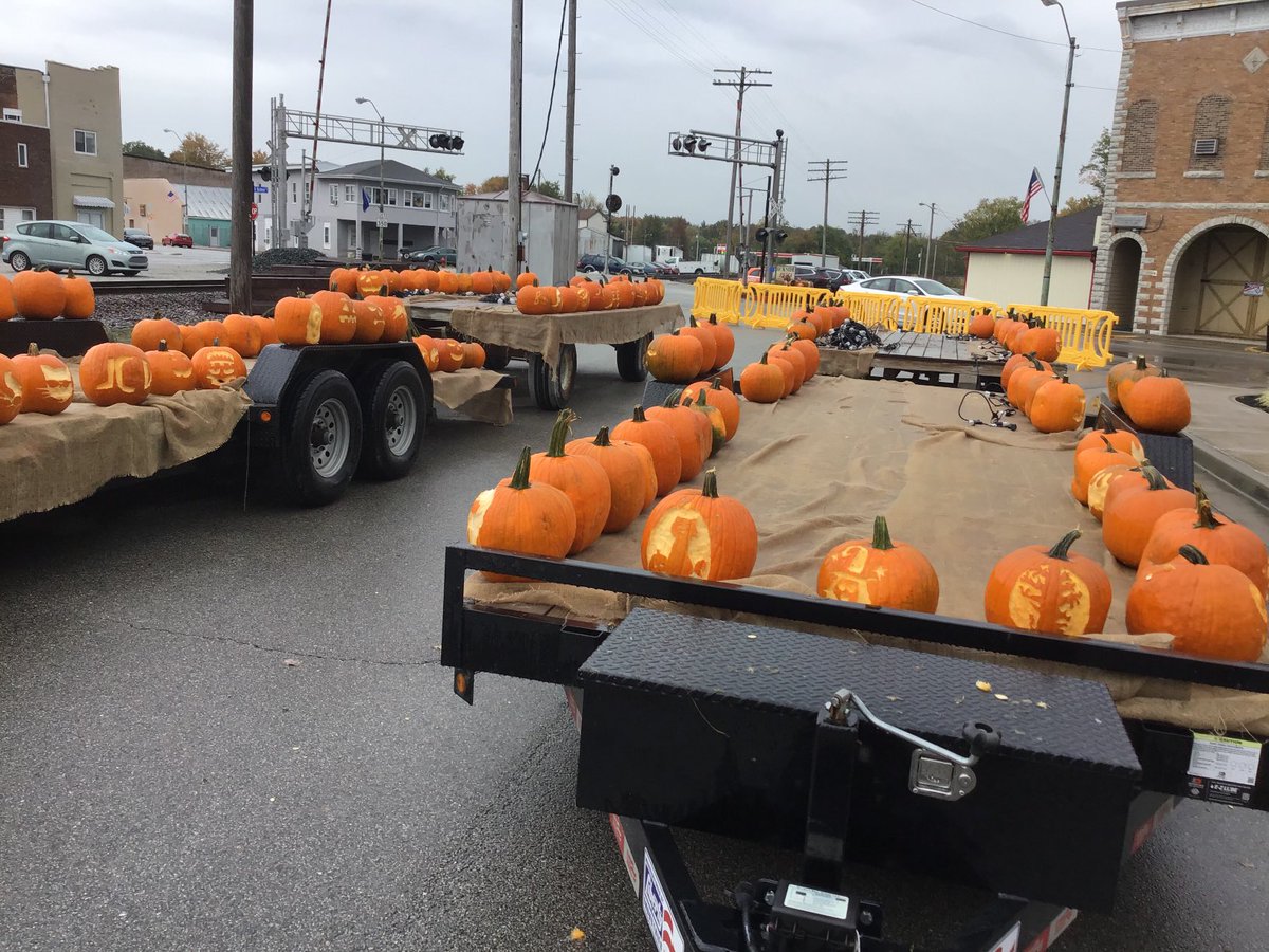 JCDartgray's tweet photo. JCD Art students with completed set up. All art students carved for 3 days. These students helped gut and set up pumpkins with the Osgood Beautification Committee today. Come see it this weekend all lit up. 
#communityservice #osgoodminipark #JCDartgray https://t.co/P7QSK7zTYa