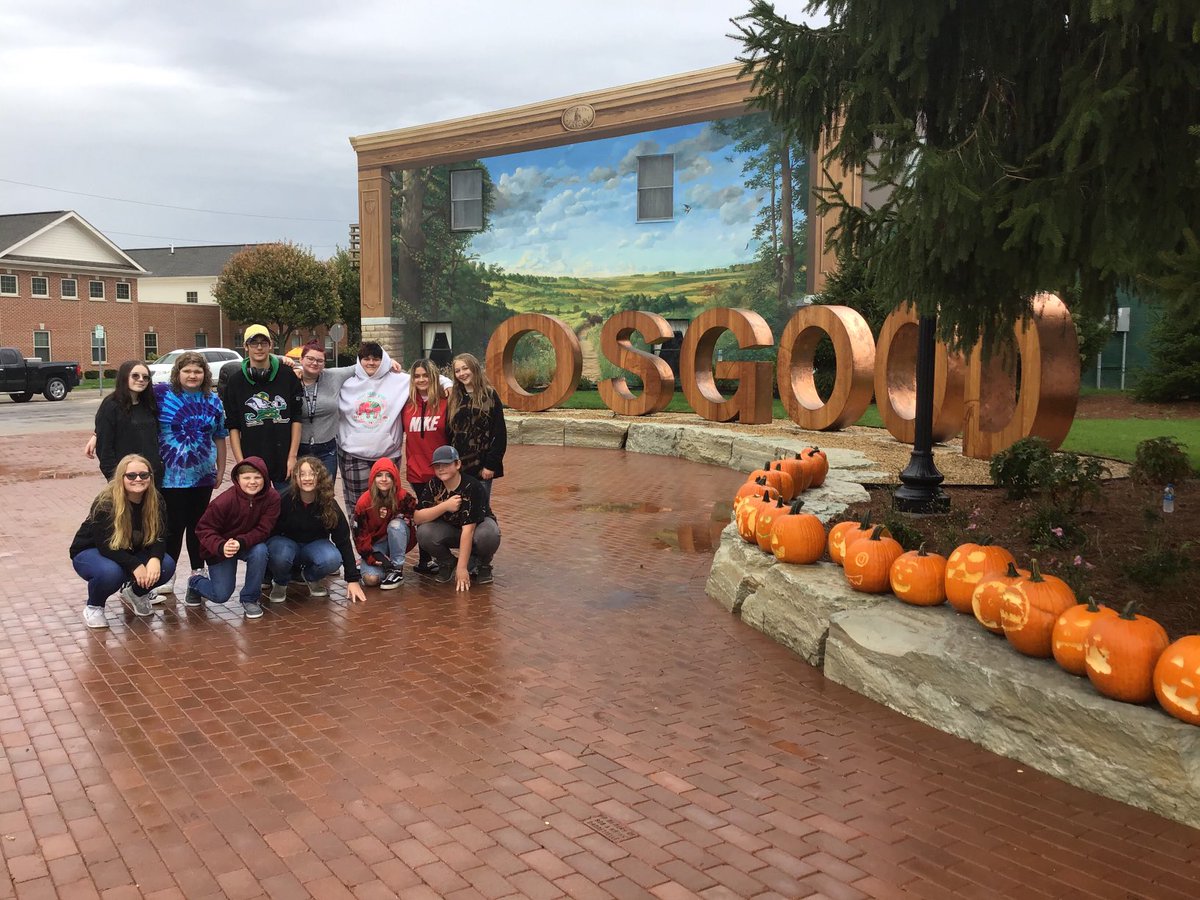JCDartgray's tweet photo. JCD Art students with completed set up. All art students carved for 3 days. These students helped gut and set up pumpkins with the Osgood Beautification Committee today. Come see it this weekend all lit up. 
#communityservice #osgoodminipark #JCDartgray https://t.co/P7QSK7zTYa