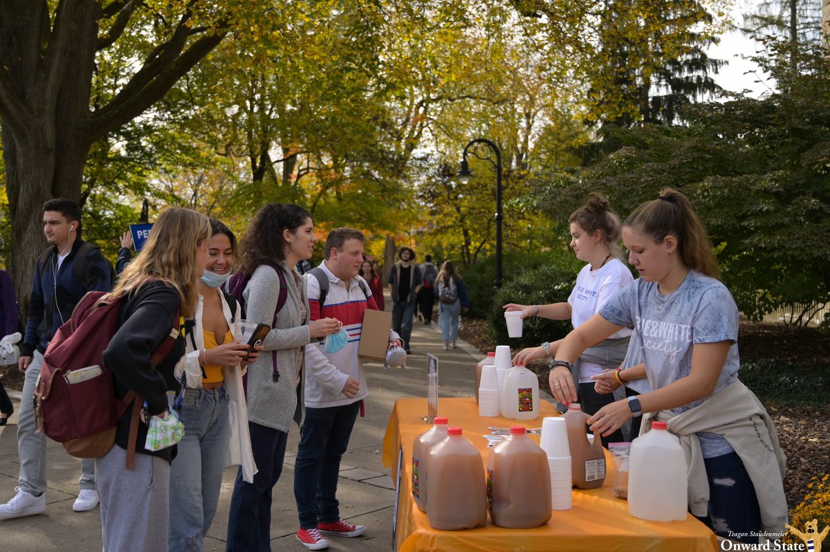 Nothing says “fall at Penn State” like enjoying gallons of apple cider at Old Main 🍎🍂