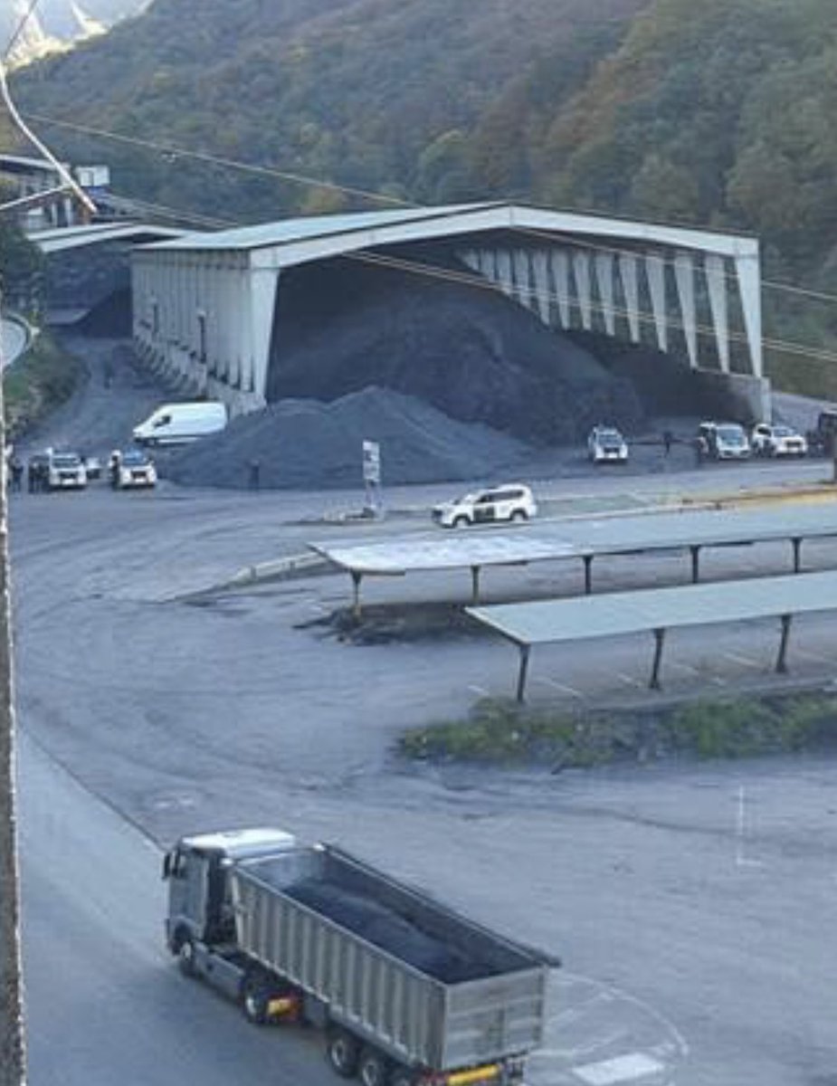 raulmtt's tweet photo. Tal día como hoy, hace 6 años, la pequeña localidad asturiana de Cerredo amanecía ocupada por dispositivos de la GRS para neutralizar a los piquetes mineros. Hoy, ENDESA descarga en la térmica de As Pontes 20.000 tm de carbón made in USA. Vencieron, pero nunca tuvieron razón ⚒ https://t.co/meXsTv29Qy