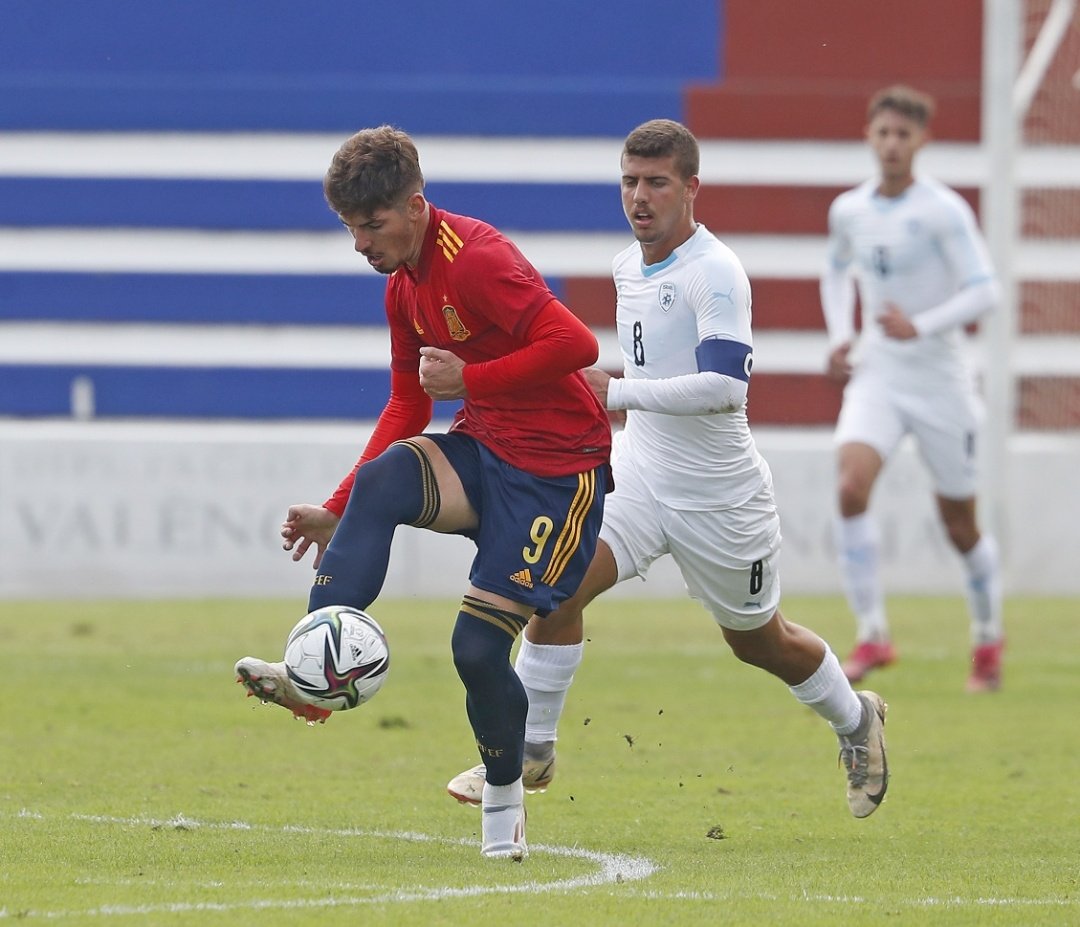Fútbol.
El aguileño @alex10jmnz_ ha sido titular en el partido amistoso que @SeFutbol sub 19 ha jugado contra Israel en el Estadio Luis Suñer de Alzira.
1 🇪🇸 - 1 🇮🇱 
El jugador de <a href="/CanteraGrogueta/">Cantera Grogueta</a> , <a href="/VillarrealCF/">Villarreal CF</a> C, ha jugado 57 minutos.