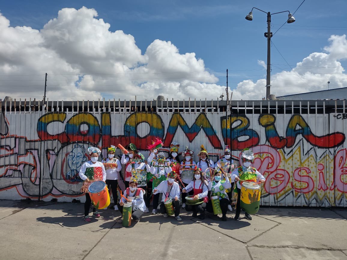 Alcaldiakennedy's tweet photo. Al ritmo de tambores hechos con materiales reciclables, hoy los habitantes de #Kennedy, disfrutaron de una gran batucada 🎶🪘

El objetivo, invitar a las personas a separar residuos, reciclar y reutilizar, así #KennedyReverdece 💚 https://t.co/ioW84TPrUN