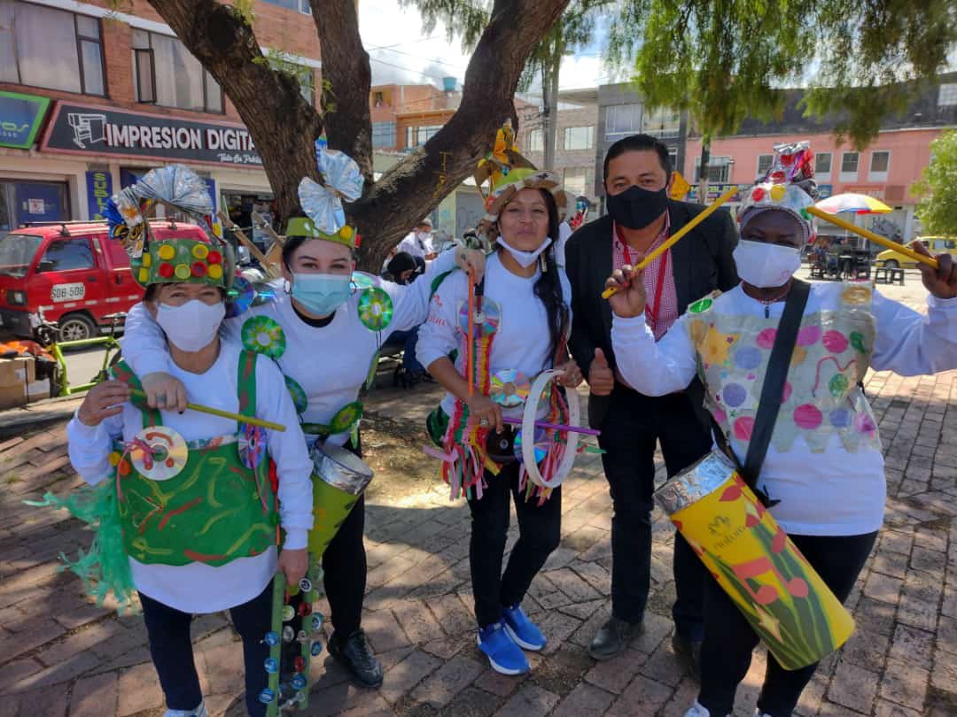Alcaldiakennedy's tweet photo. Al ritmo de tambores hechos con materiales reciclables, hoy los habitantes de #Kennedy, disfrutaron de una gran batucada 🎶🪘

El objetivo, invitar a las personas a separar residuos, reciclar y reutilizar, así #KennedyReverdece 💚 https://t.co/ioW84TPrUN