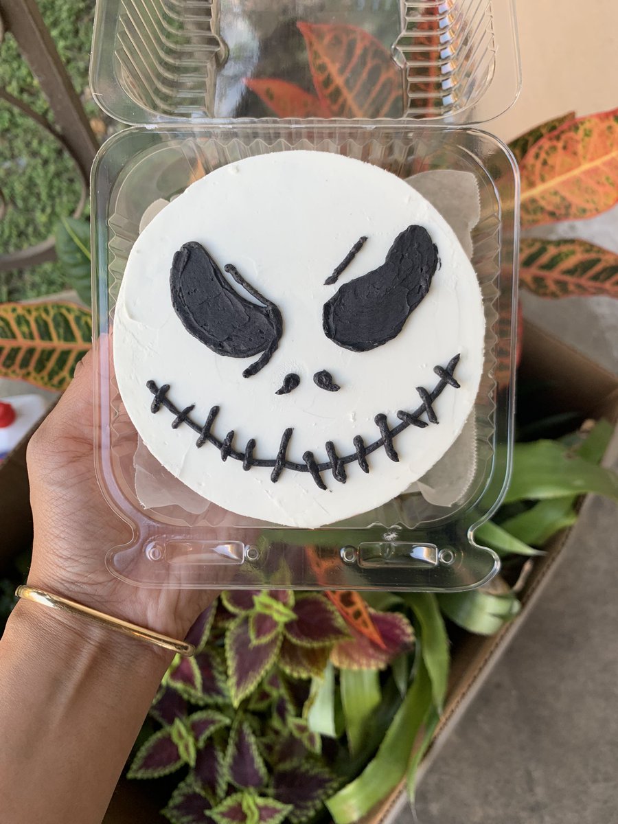 PlugSugar's tweet image. Tis the season for spooky cakes 🔪🩸🪓⚰️🎃👻