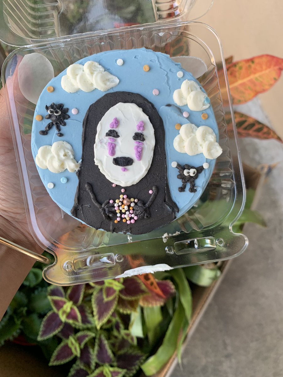 PlugSugar's tweet image. Tis the season for spooky cakes 🔪🩸🪓⚰️🎃👻