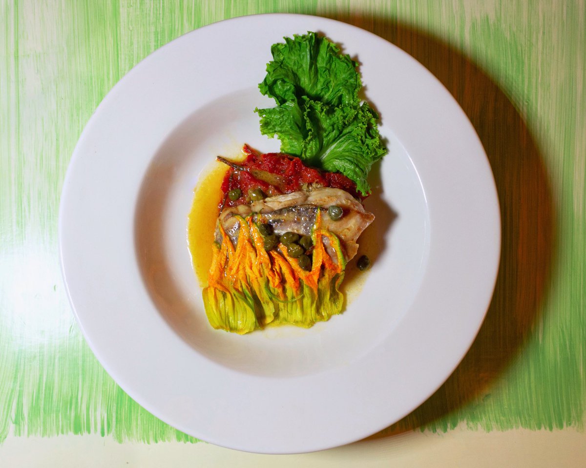 Pesca del día al limón con mermelada de tomate 🐟🍋🍅
-
Todo un clásico de la casa 🏠🍃
-
#CasaOaxacaReforma #CocinaDeCarbón #Pescado #PescaDelDía #Limón #Mermelada #Tomate #SeaFood #Food #Comida #Restaurant #Restaurante #Oaxaqueño #Oaxaca