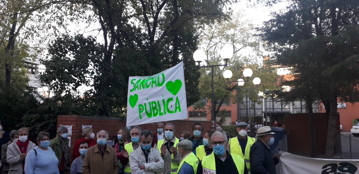 Esta tarde hemos estado exigiendo que se reabran los Servicios de Urgencias de Atención Primaria de nuestro distrito 👭👭

No puede ser que las vecinas de Aluche y Las Águilas no tengamos un centro de urgencias cerca 🏥

Necesitamos una atención primaria de calidad 💚