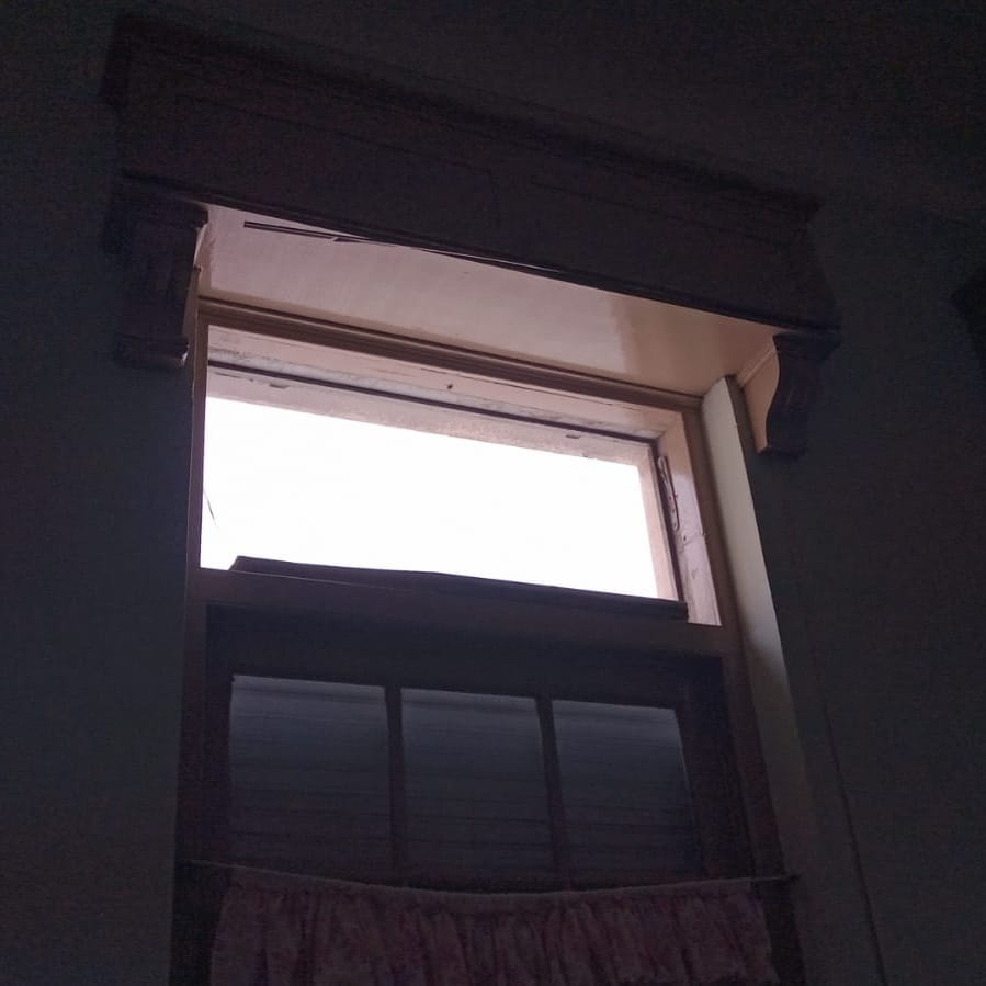 marcelo96754866's tweet photo. Éste es el corte que sufrio mi hija tras la caída de una ventana en la escuela 5 de calle darregueira al 400. En plena hora escolar se desplomó el vidrio completo y el marco, dando de lleno sobre la cabeza de mi nena. https://t.co/ipwGK4ZY7o