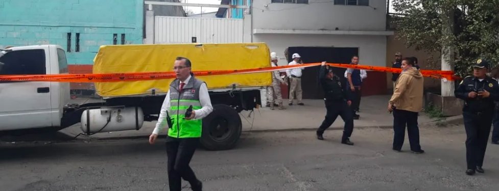 iztacalconews's tweet photo. El mes de Agosto pasado se cumplieron 2 años de que fue detectada una toma clandestina de combustible cerca de las instalaciones de #PEMEX en la Col. #GranjasMexico
Dos años después las calles del lugar siguen cerradas y los equipos especializados continúan trabajando en el lugar https://t.co/Y7N18iiCul