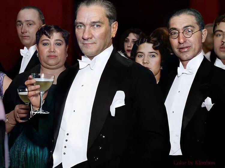 Cumhuriyet; bir milletin kaderinin hakimi, ruhunun kaptanı olmasıdır…

#29Ekim Cumhuriyet Bayramımız Kutlu Olsun!