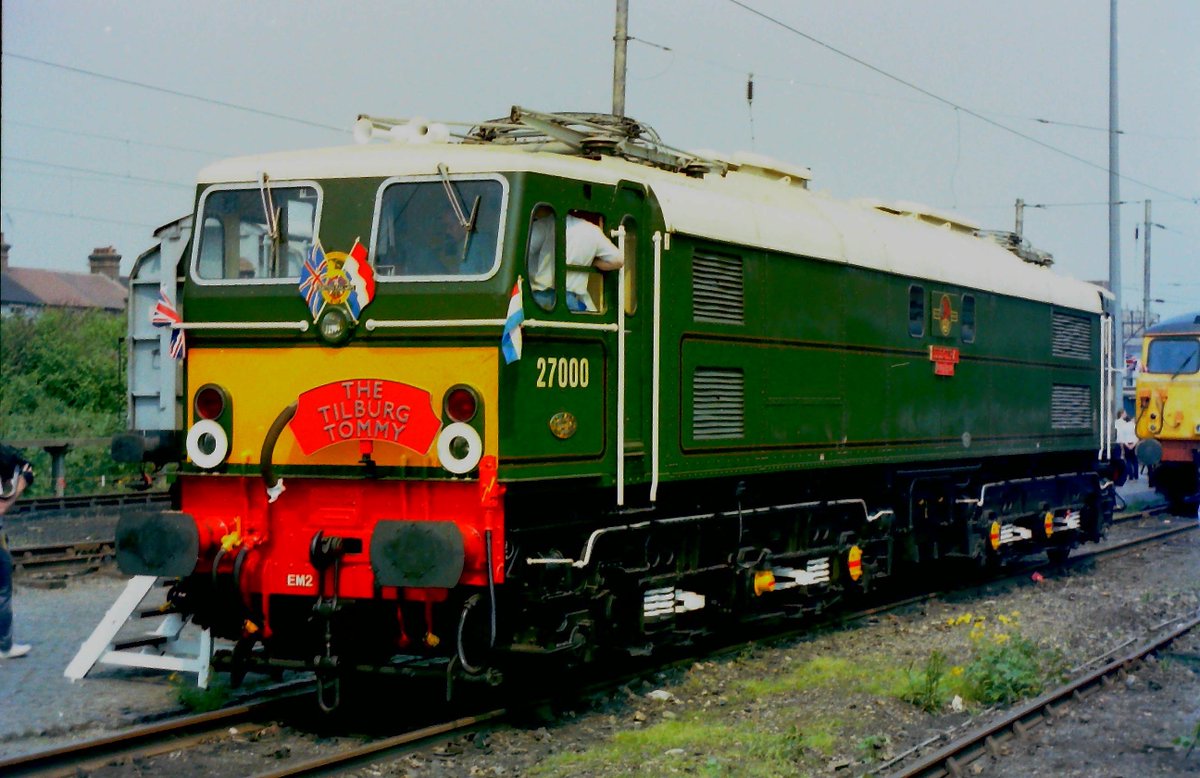 StrenwickPark's tweet photo. 20th May 1989 Ilford EMU Depot Open Day. What an event! Terrific variety and quality of stock on display. Here #class77 #Electra 27000 stands next to 87033 #IlfordTMD #trainspotting 1955-1968 #Woodhead Route https://t.co/ainZwuqYhk