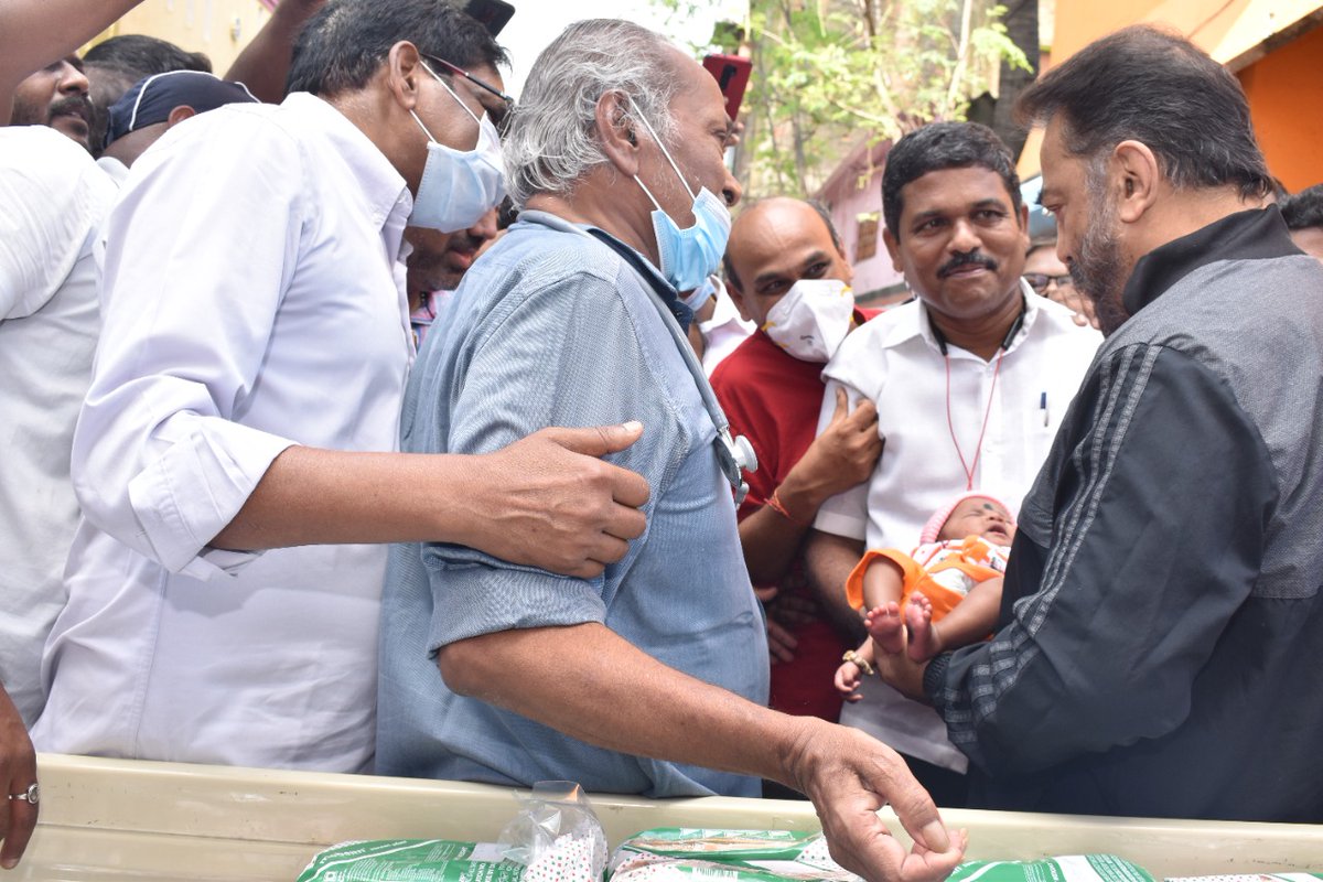maiamofficial's tweet photo. சென்னையில் மழையால் பாதிக்கப்பட்டு வெள்ளநீரும் கழிவுநீரும் சூழ தவித்துக்கொண்டிருக்கும் தரமணி, வேளச்சேரி மற்றும் தி.நகர் பகுதிகளை தலைவர் @ikamalhaasan ஆய்வு செய்தார். அங்கிருந்தபடியே அப்பகுதிக்கு உட்பட்ட அரசு அதிகாரியை தொடர்புகொண்டு உடனடியாக நிலைமையை சீர்செய்ய வேண்டி (1/2) https://t.co/DlUpUP7EYI