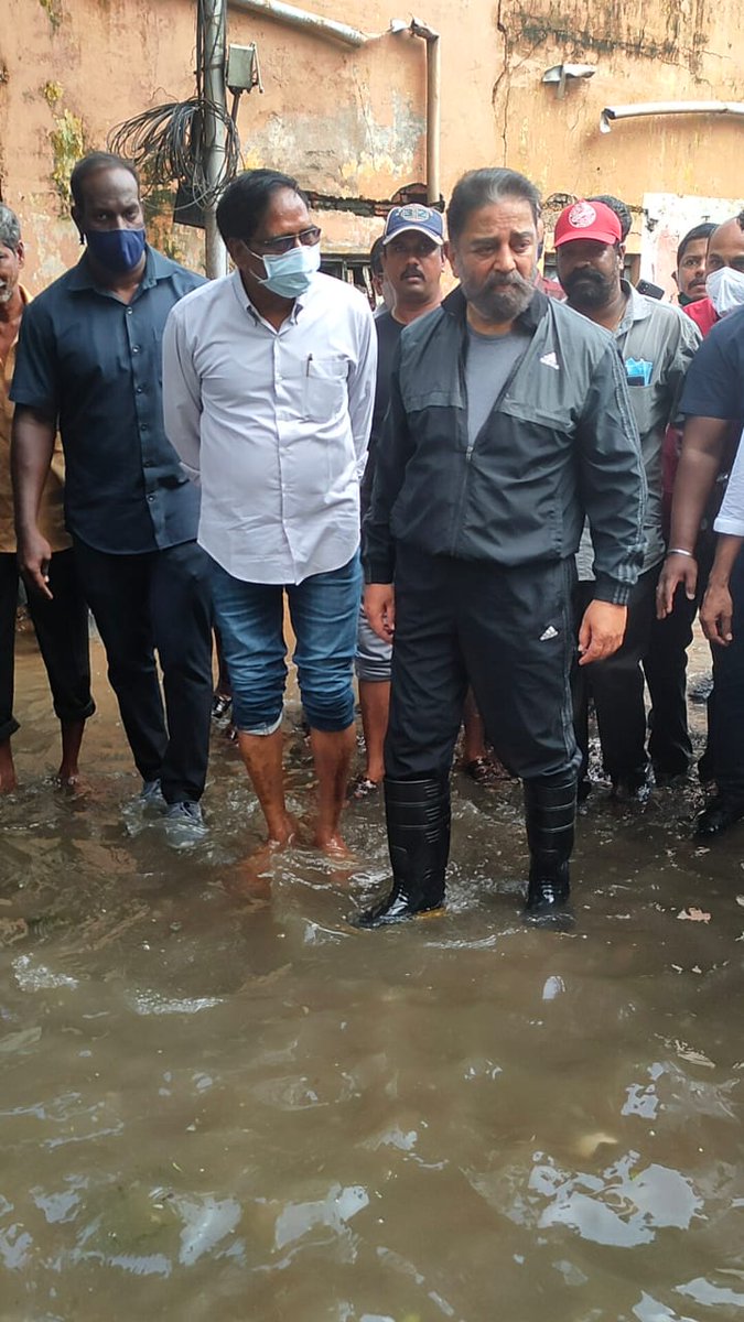 maiamofficial's tweet photo. சென்னையில் மழையால் பாதிக்கப்பட்டு வெள்ளநீரும் கழிவுநீரும் சூழ தவித்துக்கொண்டிருக்கும் தரமணி, வேளச்சேரி மற்றும் தி.நகர் பகுதிகளை தலைவர் @ikamalhaasan ஆய்வு செய்தார். அங்கிருந்தபடியே அப்பகுதிக்கு உட்பட்ட அரசு அதிகாரியை தொடர்புகொண்டு உடனடியாக நிலைமையை சீர்செய்ய வேண்டி (1/2) https://t.co/DlUpUP7EYI