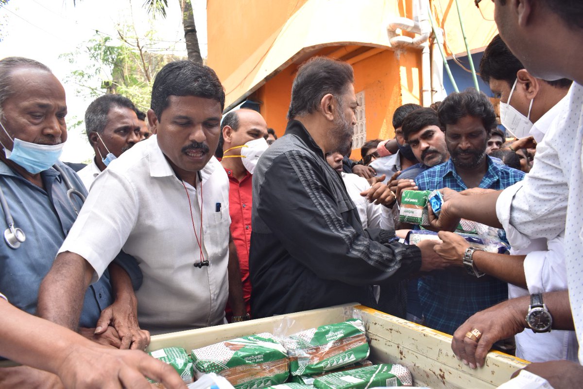 maiamofficial's tweet photo. சென்னையில் மழையால் பாதிக்கப்பட்டு வெள்ளநீரும் கழிவுநீரும் சூழ தவித்துக்கொண்டிருக்கும் தரமணி, வேளச்சேரி மற்றும் தி.நகர் பகுதிகளை தலைவர் @ikamalhaasan ஆய்வு செய்தார். அங்கிருந்தபடியே அப்பகுதிக்கு உட்பட்ட அரசு அதிகாரியை தொடர்புகொண்டு உடனடியாக நிலைமையை சீர்செய்ய வேண்டி (1/2) https://t.co/DlUpUP7EYI