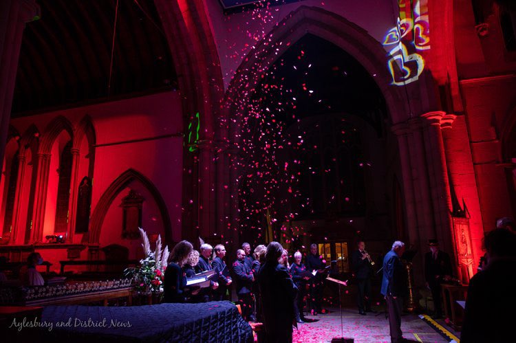 AylesNews's tweet photo. POPPIES FALL AT ST MARY'S CHURCH 
Aylesbury Town Mayor’s Remembrance Service 2021 was held in St Mary’s Church Aylesbury on 11th November at 7:30pm. More photos: https://t.co/t4IVj9Ll3W  @aylesburytc @aylesburystmary 
 #lestweforget #aylesbury #AylesburyVale https://t.co/eA2T7cD7GE