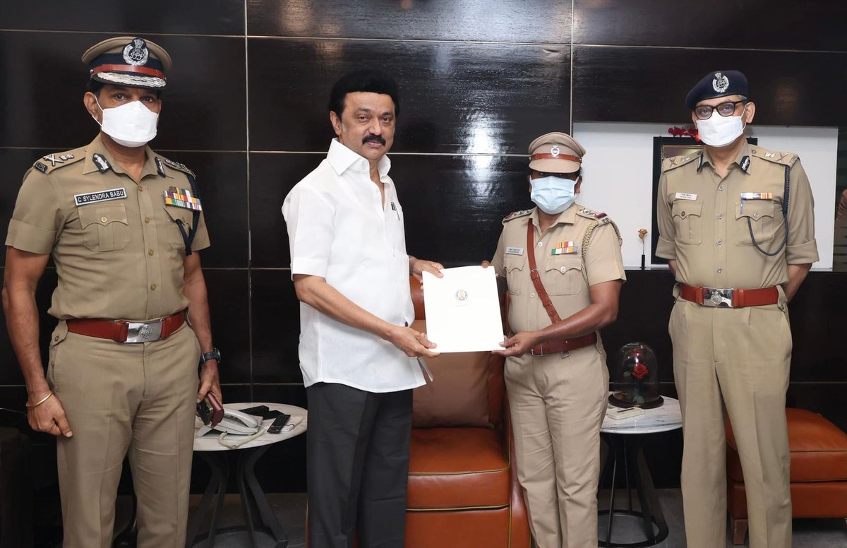 dindigulleoni's tweet photo. சென்னை டிபி சத்திரத்தில்  மயங்கி விழுந்த கல்லறை ஊழியர் உதயகுமாரை தோளில் சுமந்து காப்பாற்றிய, ஒரு பெண்ணால் சாதிக்கமுடியும்,காவல்துறை மக்களின் நண்பன் என்பதற்கு சான்றாய் விளங்கிய காவல்ஆய்வாளர் #ராஜேஸ்வரிக்கும்,அவரை வாழ்த்திய முதல்வர்@mkstalin  அவர்களுக்கும் பாராட்டுக்கள��.@DMKITwing https://t.co/A6A6ppbXEN