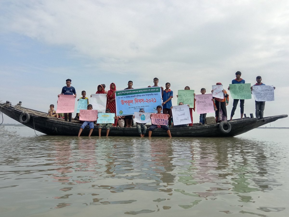 Satkhira climate Strike marking Coastal Day. 
Still many areas in #Bangladesh like #Satkhira are marooned with salt water for years. They are not in a position to adapt. They are urgently require financial supports from Loss and Damage funds. #COP26
#fridaysforfuture