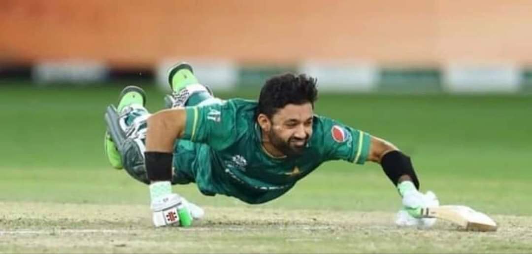 IrfanAl95928535's tweet photo. A day before match he was in ICU and next day he was giving his all. Rizwan a true gem. Salute ❤️❤️ #award_for_rizwan https://t.co/0i6v1X41cR