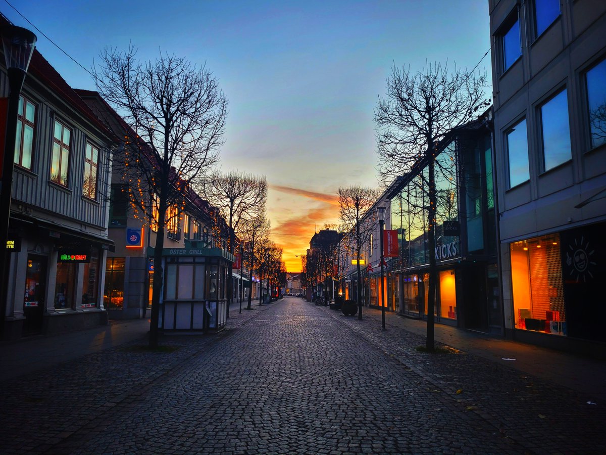 MrsHjort's tweet photo. Phone Photography - Good Morning
#photography #photographer #photographybloggers #photooftheday  #beautiful #color #sunrise #city #Sweden #Jönköping #sunrisetwt #colorful #travelphotography #morningvibes #morning #mondaythoughts #morningview #streetphotography #fridaymorning https://t.co/9115SLvaDJ