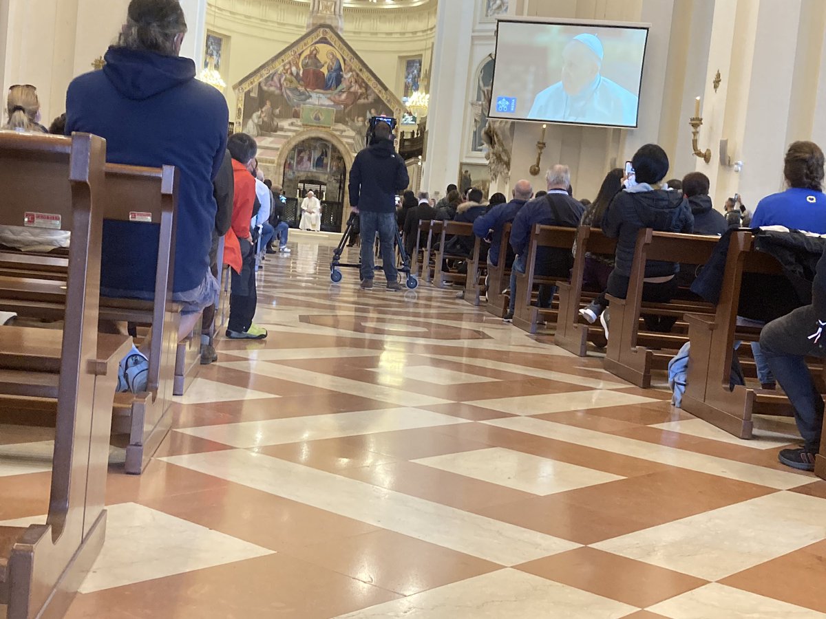 LB2S's tweet photo. Le pape présent à la basilique sainte Marie des anges, à Assise, avec 500 personnes en situation de précarité, majoritairement venues de France, d’Italie, d’Espagne et de Croatie à l’occasion de la Journée mondiale des pauvres https://t.co/YS1hzSUGI7