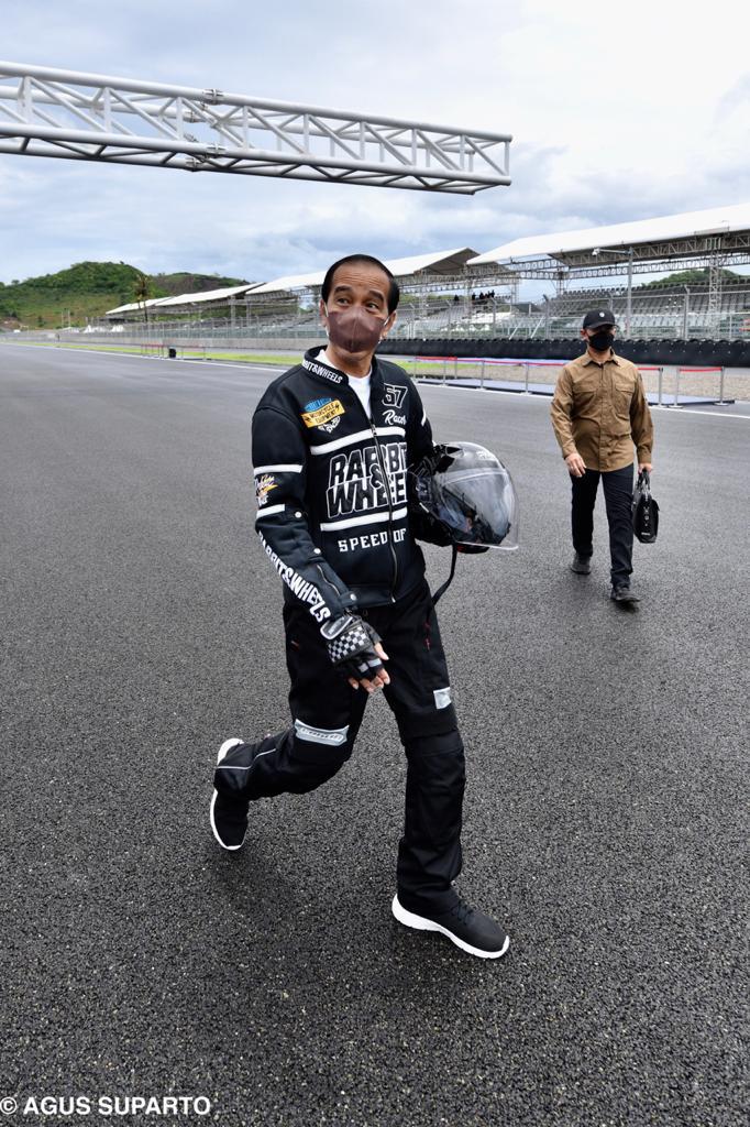 jokowi's tweet photo. Ajang-ajang balap kelas dunia kini siap digelar di Sirkuit Mandalika yang hari ini  saya resmikan di Lombok Tengah, NTB. Sirkuit sepanjang 4,3 km ini berlapiskan teknologi aspal terbaru.

Sebentar lagi, di sirkuit ini digelar World Superbike 2021, dan MotoGP di bulan Maret 2022. https://t.co/p6ux6ms5TE
