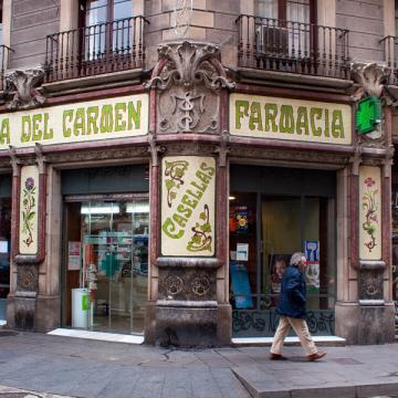 RutaModernisme's tweet photo. Al bell mig del Raval es troba aquesta💎#modernista. L’interior pràcticament s’ha perdut, però a la façana es conserva l’ornamentació original (1914) atribuïda a Josep Puig i Cadafalch i amb plafons de mosaic de Lluís Bru i Salelles.  

📍Farmàcia del Carme, carrer del Carme, 84. https://t.co/fDiJ4Stw49