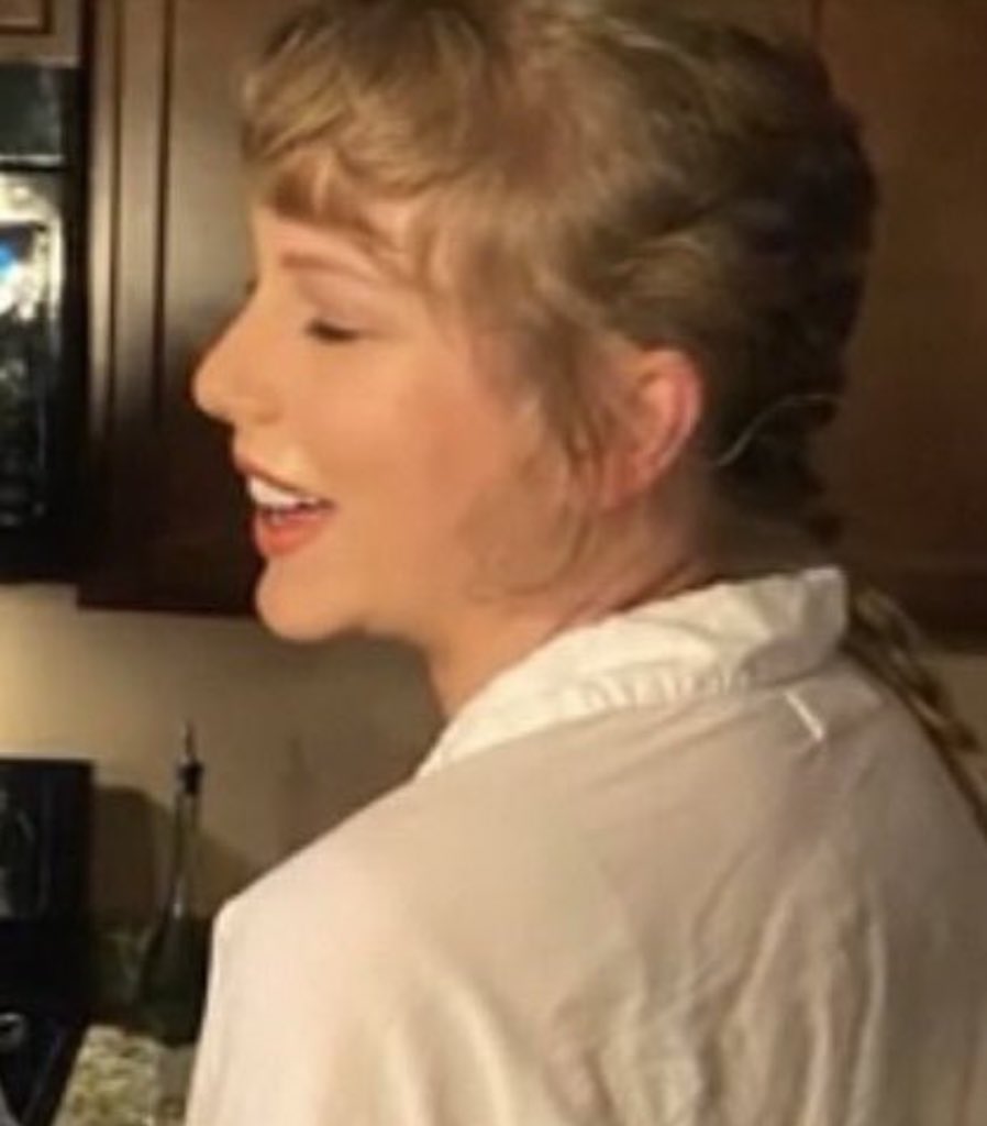 swifttwiceu's tweet photo. me screaming every         taylor suddenly
lyrics of all too well           interrupting my flow
10 min ver on the              with new lyrics
first half of song

#RedTaylorsVersion https://t.co/6YypQC4q21