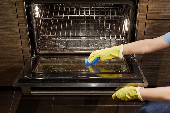 Clean ovens and grills regularly to keep them free of fat and grease. 

A build up of fats and grease can increase the risk of a fire.

#CookingSafety #HomeFireSafety