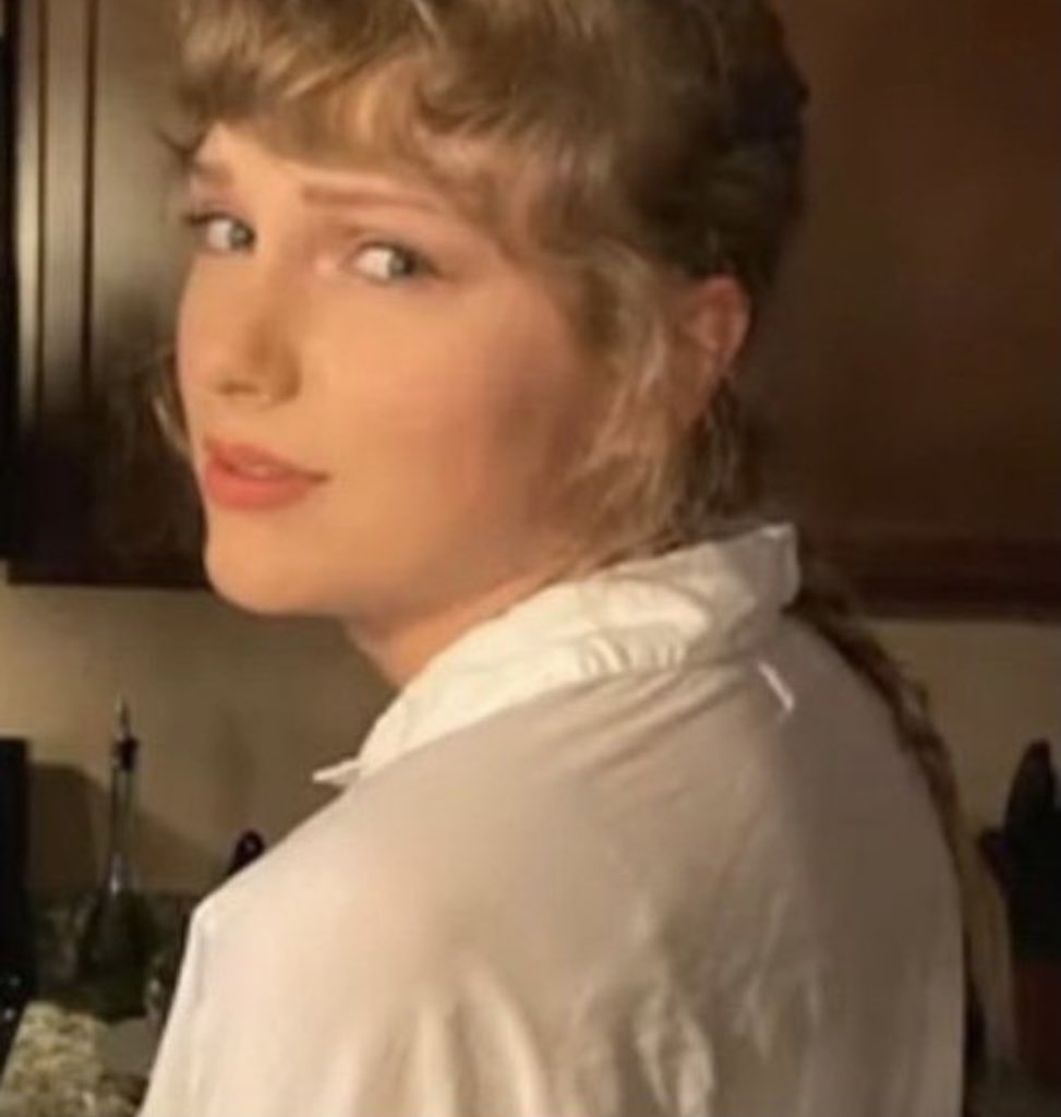 swifttwiceu's tweet photo. me screaming every         taylor suddenly
lyrics of all too well           interrupting my flow
10 min ver on the              with new lyrics
first half of song

#RedTaylorsVersion https://t.co/6YypQC4q21