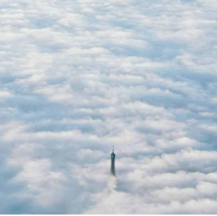 MeteoNordParis's tweet photo. 🌫☀️Alors que le #brouillard à atteint #paris en tout début de matinée, seul le sommet de la #toureiffel émergeait comme le montre cette magnifique photo prise d’avion. Superbe photo de cat2_ils 
 https://t.co/hZeakWJMW5 https://t.co/5QLYDovoAI