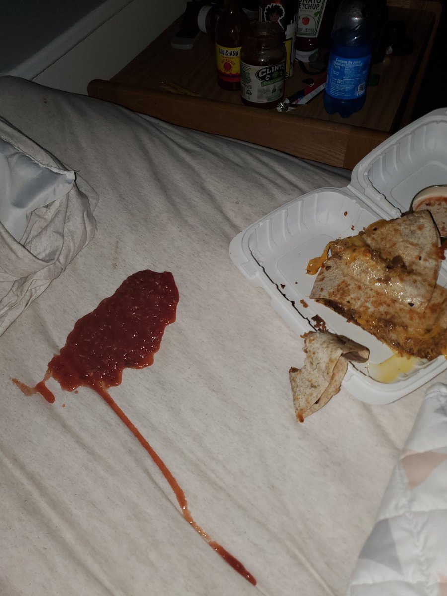 DAVIDPLEASESTOP's tweet photo. I fuckingn spilled my salasa 8n my bed fuckfuckdukcj dude https://t.co/QdN3fFRCTK
