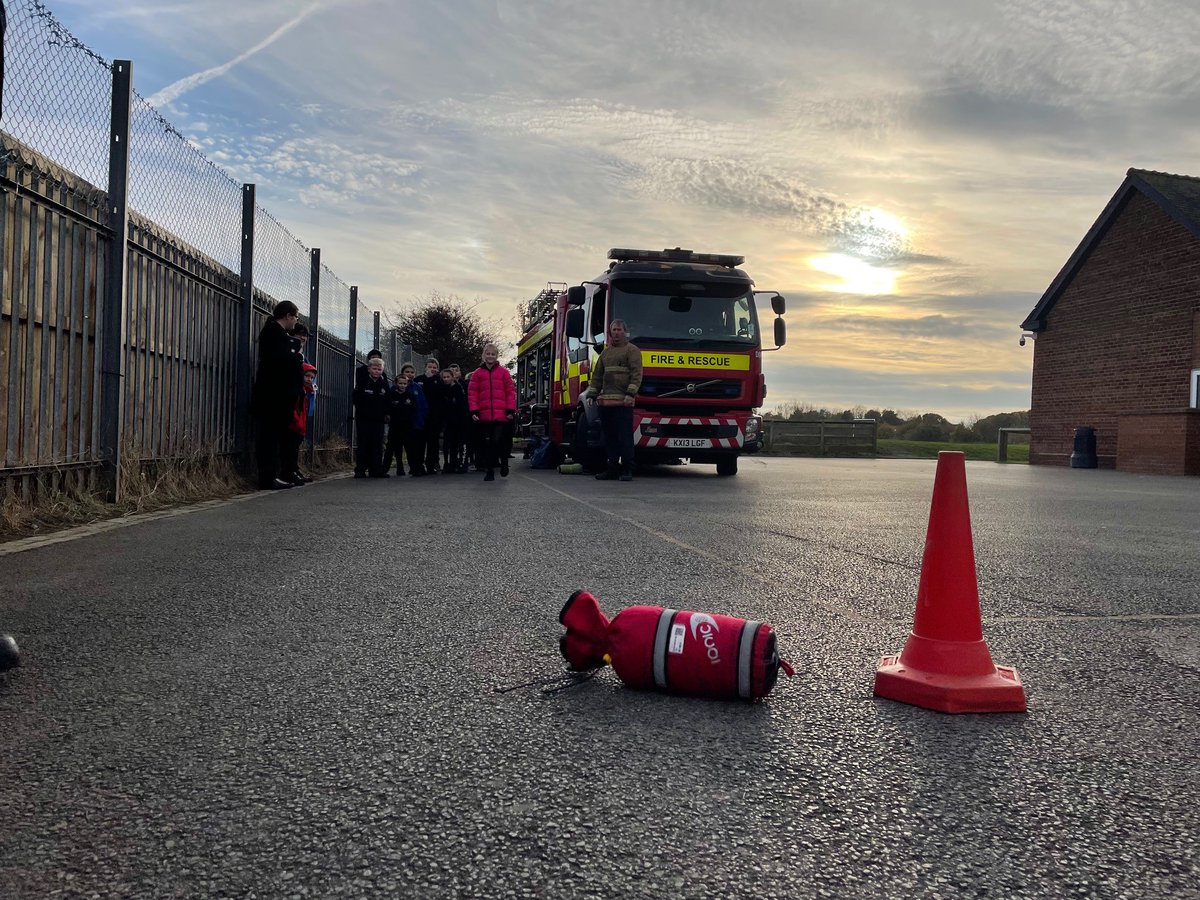 CddfrsR's tweet photo. Peterlee White watch have been engaging with Y6 students from #YohdenPrimaryschool as part of our #PhoenixFireChampions
The students were shown various items of equipment our crews use to help tackle fires in the community! #PeterleeWhites #CDDFRS https://t.co/ESMWhlaoyn