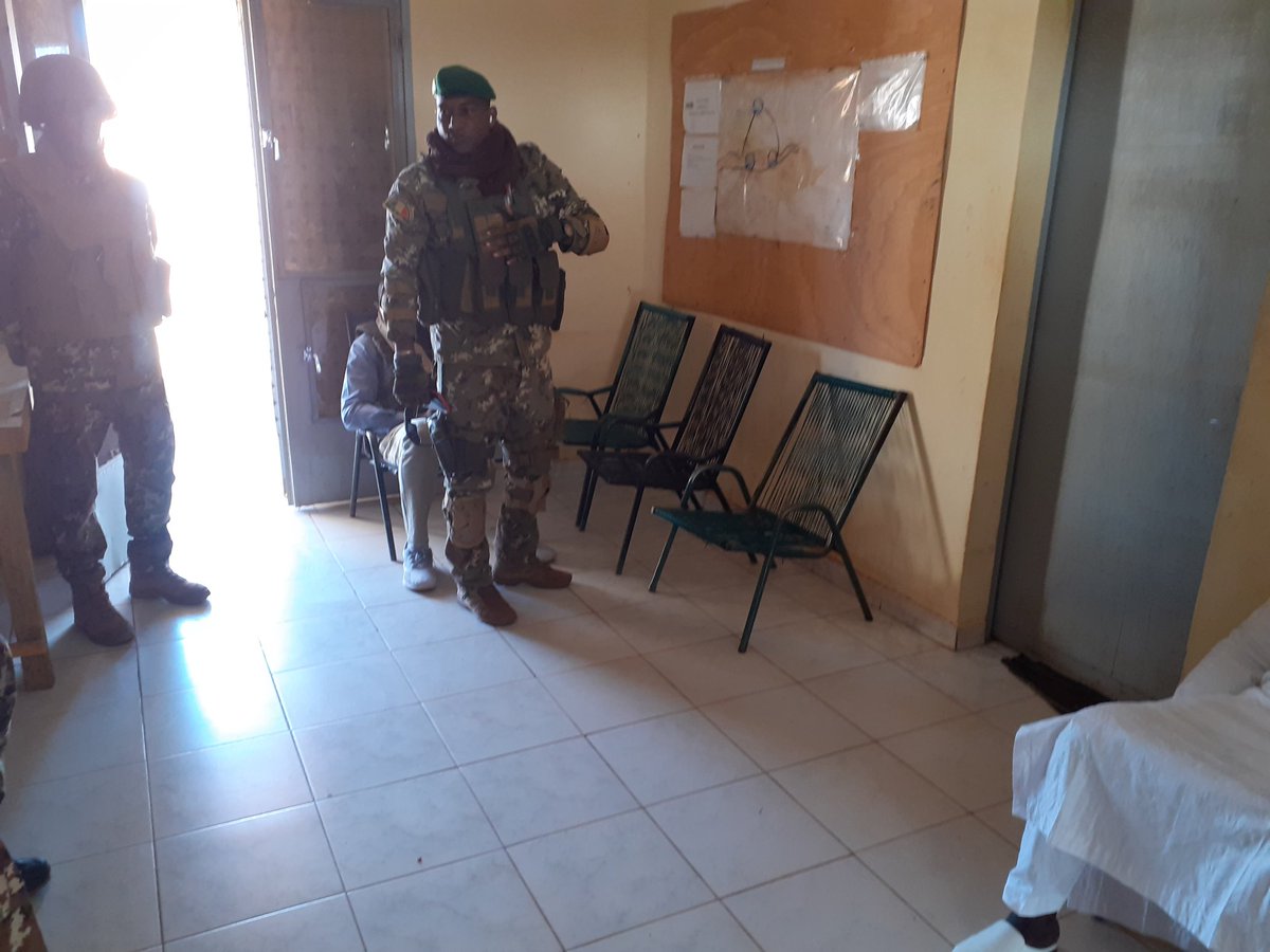 Le Ministre Daoud Aly Mohammedine a profité de cette journée inaugurale du Commissariat de Police de Douentza pour rendre une visite de courtoisie au GTIA en mission permanente de sécurisation dans la localité