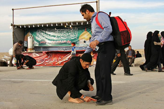 MuhammadShojaee's tweet photo. In Arbaeen kindness is not requested, it's offered. It is Imam hussain's compassionate spirit prevailing among pilgrims.‌‌.                   #WorldKindnessDay https://t.co/NP82K2wQ3T