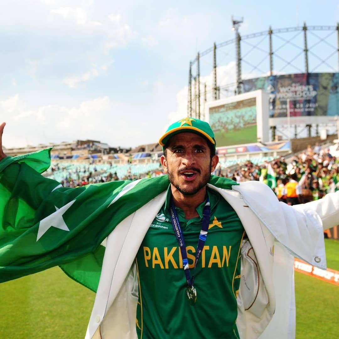 Nomiitweets's tweet photo. Don't blame Hassan ali 
He is match winner 
Girty hain  shahsawar he maidan e Jang me 
Stay strong #hassan_ali
Love you green 👕 
#AUSvPAK
#Pakistan 
#PAKvAUS 

#HassanHamaraHero https://t.co/oHVIf0jYuc