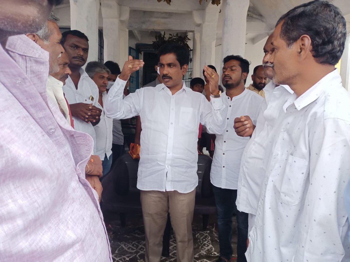 MSBabuOfficial's tweet photo. బంగారుపాళ్యం మండల జెడ్పిటిసి ఎన్నికల ప్రచార కార్యక్రమంలో పాల్గొని ఓటర్లను జగనన్న ఒక శక్తి ఆయన అడుగు జాడల్లో మనం నడిచి వైయస్సార్ పార్టీ అభ్యర్థిని అఖండ విజయంతో గెలిపించాలని కుమ్మరపల్లి,ఛీల్లగుండ్లపల్లి గ్రామస్తులను కోరడం జరిగింది.
#YsrcpPuthalapattu 
#ZPTCElections https://t.co/c6kCn8gXoI