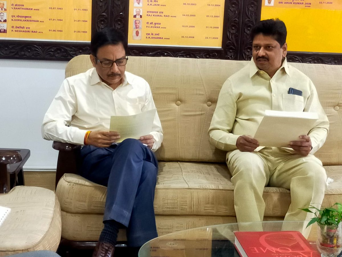 SCRailwayIndia's tweet photo. Shri V.Srinivasa Naidu,Chairman,Central Building and other construction worker advisory board,Govt of India called on Shri Arun Kumar Jain,Additional General Manager at Rail Nilayam and discussed about contract labour registration @RailMinIndia https://t.co/H8pTtxY5Br