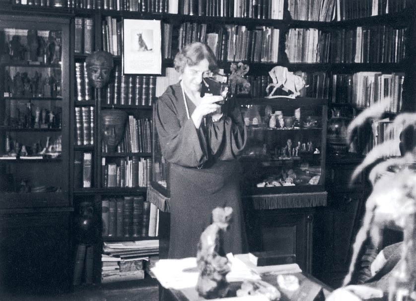 Coranalyste's tweet photo. La princesse Marie Bonaparte filmant le bureau de Sigmund Freud à Vienne. Grâce à elle nous avons aujourd’hui de beaux documents vídeo du fondateur de la psychanalyse. https://t.co/TPFS4VDy2O