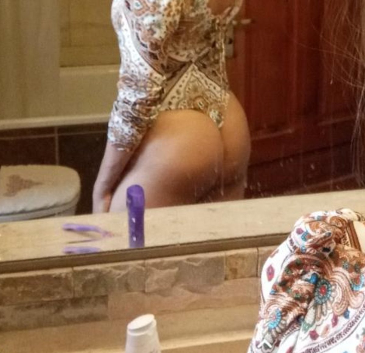 Roxyhugo's tweet photo. Culito 🍑🍑🍑 #ViernesCoqueto #swingersantiago #swingerchile #tercero #tercera #dotado #triohmh https://t.co/oBrMDCvwDG