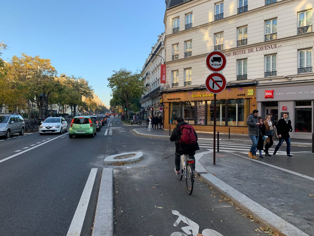 Paris en Selle - 11e (@pes_11e) on Twitter photo Incompréhension 🤯 devant ces îlots apparus sur la piste de l'avenue de la République :
🤏 Rétrécissent la piste de moitié
⚠️ Font obstacle au parcours des 🚴♂️
🗺️ Non prévus sur les plans
🤔 Inutiles à ces carrefours
Que s'est-il passé <a href="/David_Belliard/">David Belliard</a> <a href="/Mairiedu11/">Mairie du 11e</a> ????? Incompréhension 🤯 devant ces îlots apparus sur la piste de l'avenue de la République :
🤏 Rétrécissent la piste de moitié
⚠️ Font obstacle au parcours des 🚴♂️
🗺️ Non prévus sur les plans
🤔 Inutiles à ces carrefours
Que s'est-il passé <a href="/David_Belliard/">David Belliard</a> <a href="/Mairiedu11/">Mairie du 11e</a> ?????